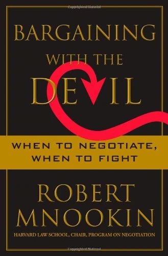 Okładka: Bargaining with the Devil — Robert Mnookin